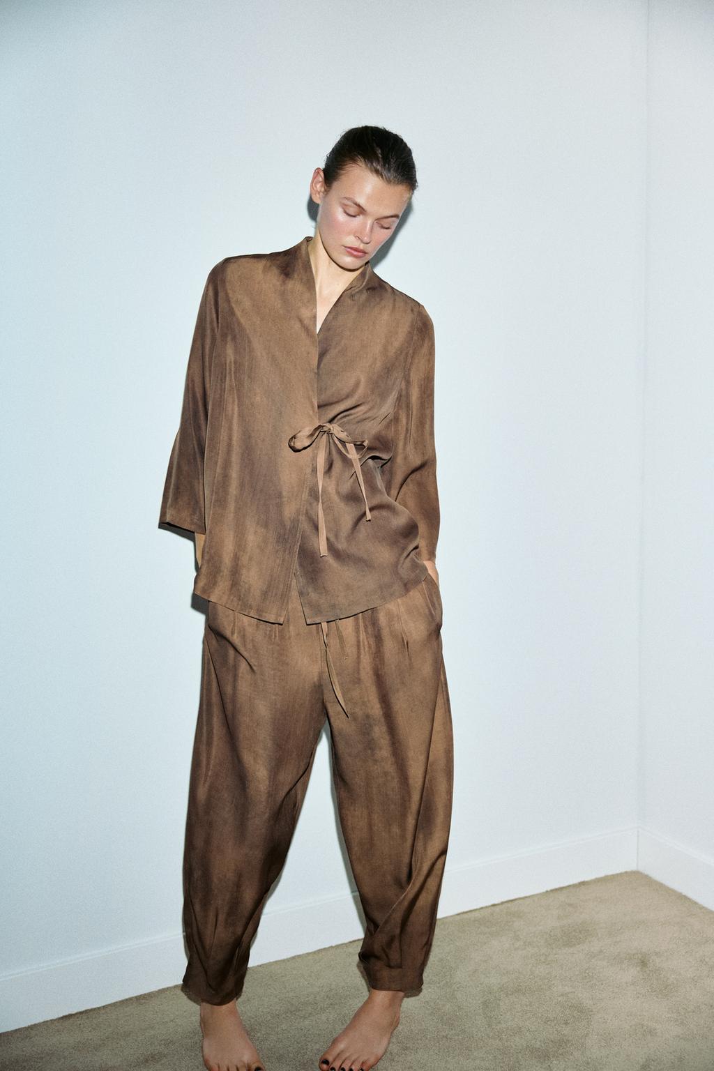 БРЮКИ ОБЪЕМНОГО КРОЯ С ПРИНТОМ