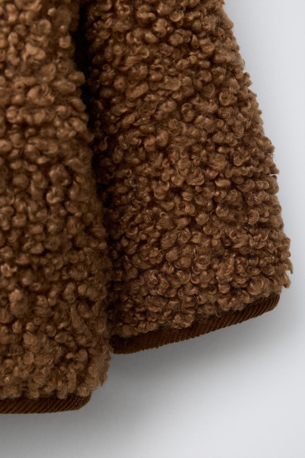 КУРТКА ИЗ ИСКУССТВЕННОЙ ОВЧИНЫ С НАВЕСНЫМИ ПЕТЛЯМИ