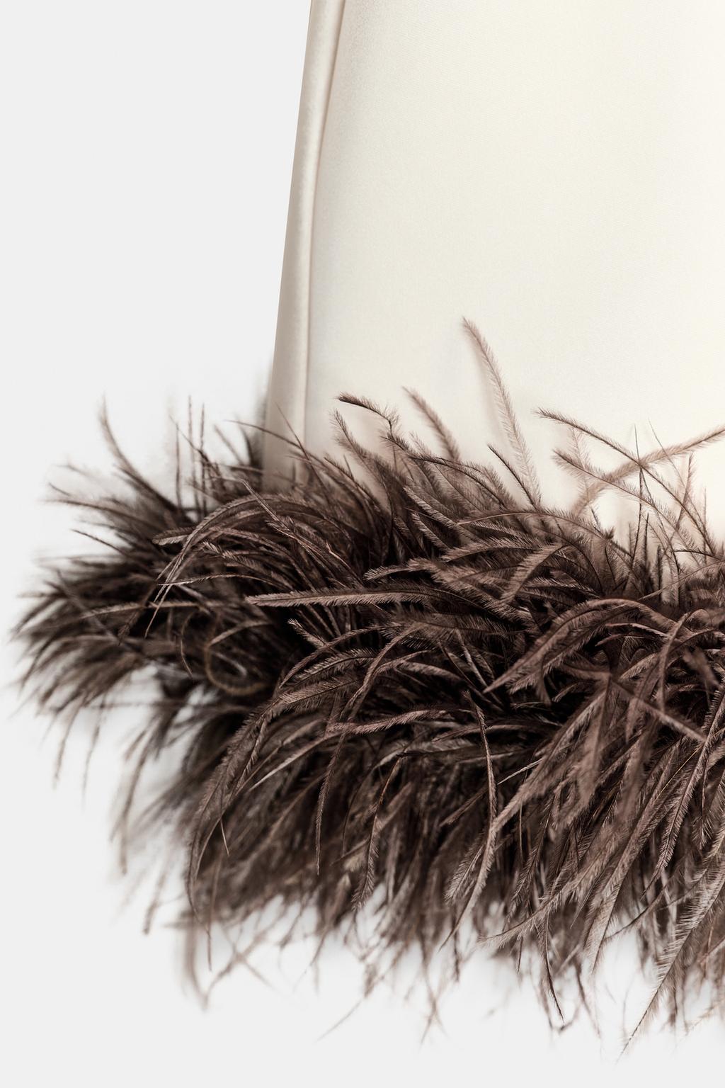 АТЛАСНОЕ ПЛАТЬЕ С ПЕРЬЯМИ