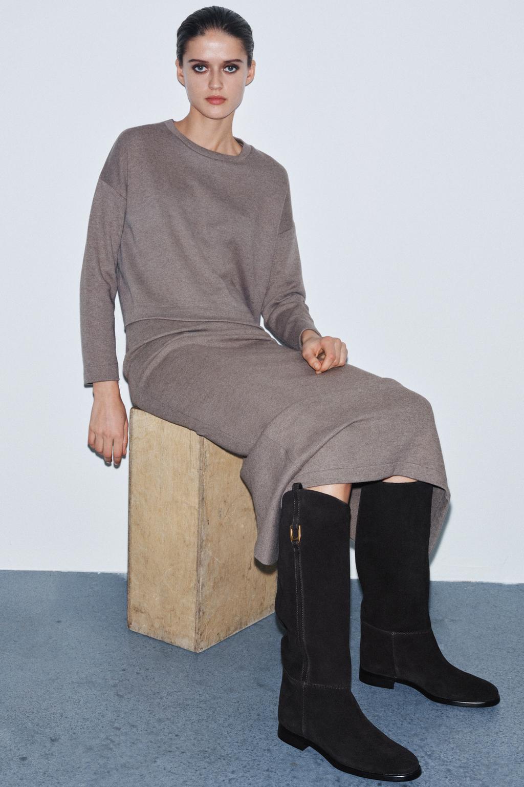 ЗАМШЕВЫЕ САПОГИ В ЖОКЕЙСКОМ СТИЛЕ НА ПЛОСКОЙ ПОДОШВЕ