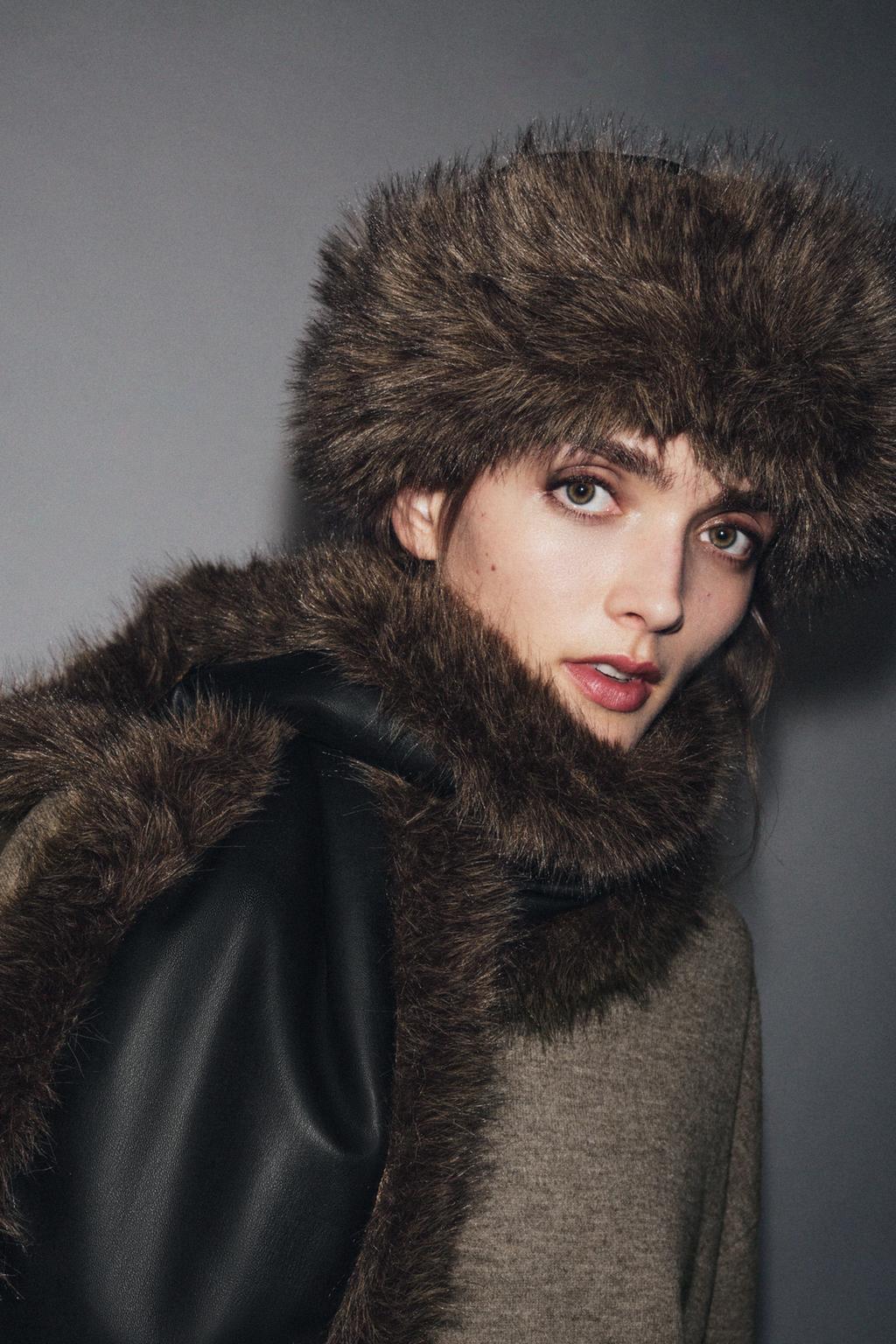 ДВУСТОРОННЯЯ ШАПКА С ЭФФЕКТОМ КОЖИ