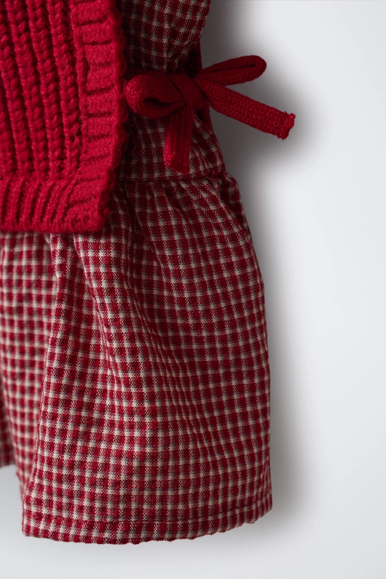 ВЯЗАНЫЙ ЖИЛЕТ ИЗ ШЕРСТИ С ВЫШИТОЙ РУБАШКОЙ