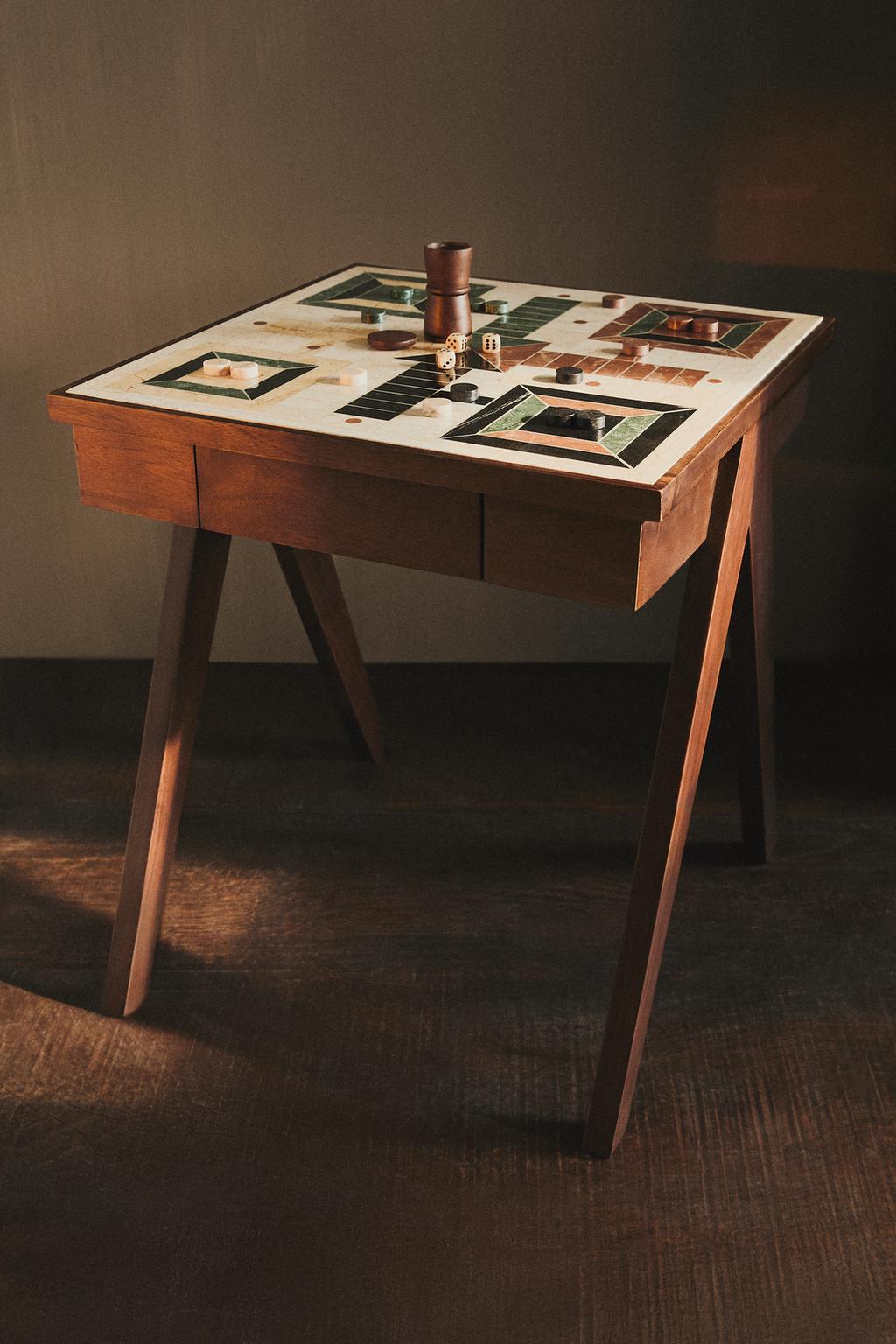 Журнальный столик с мраморной доской для парчиси