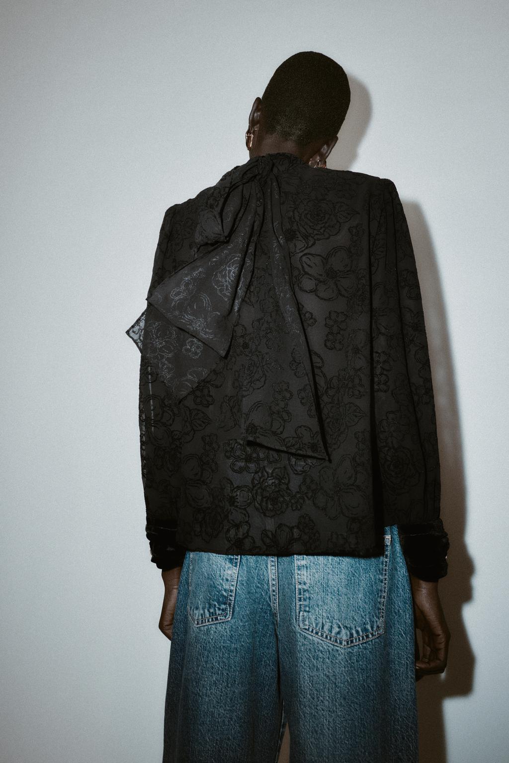 БЛУЗА ИЗ ПОЛУПРОЗРАЧНОЙ ТКАНИ С БАНТОМ И БАРХАТОМ