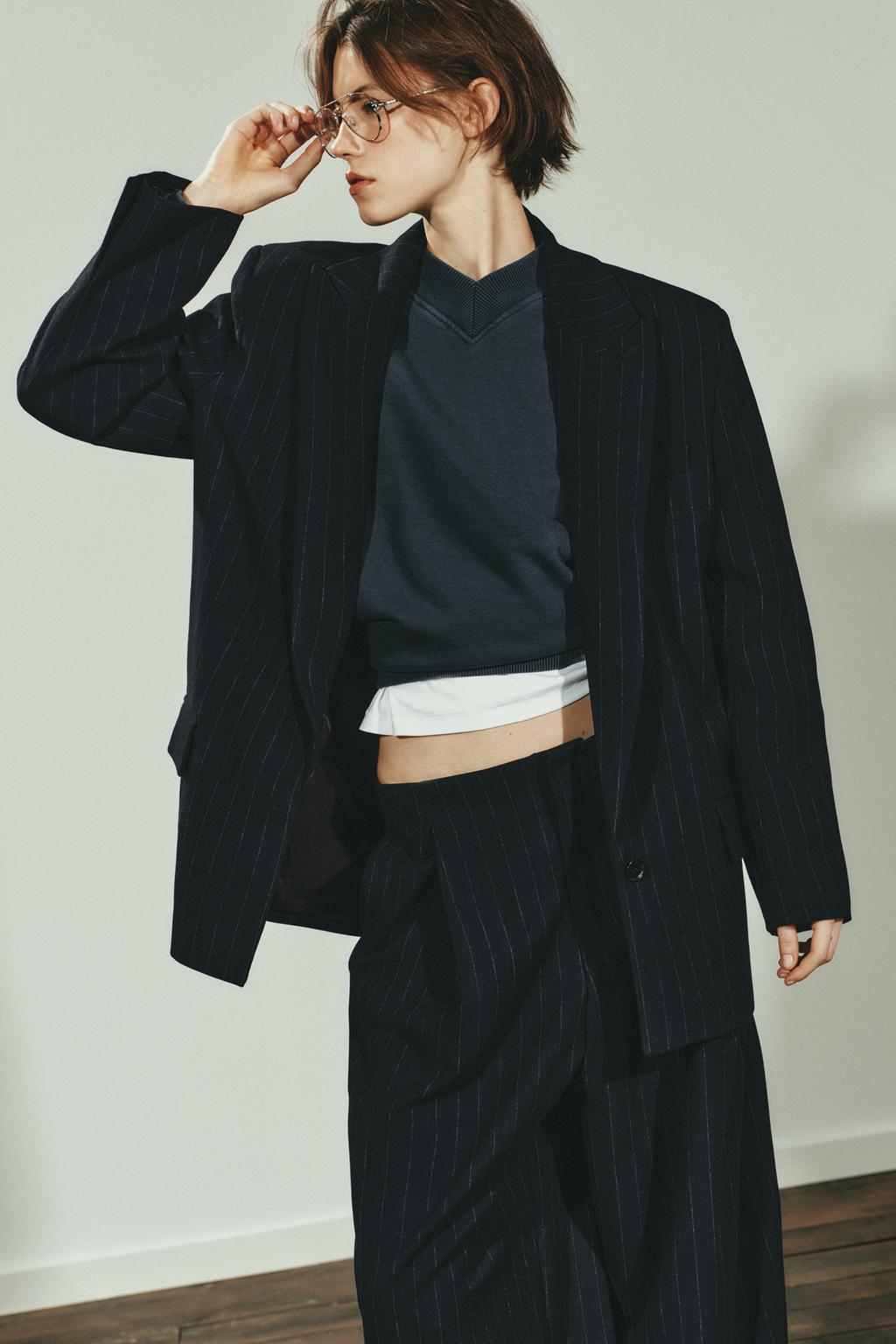 БЛЕЙЗЕР В ТОНКУЮ ПОЛОСКУ С КАРМАНАМИ