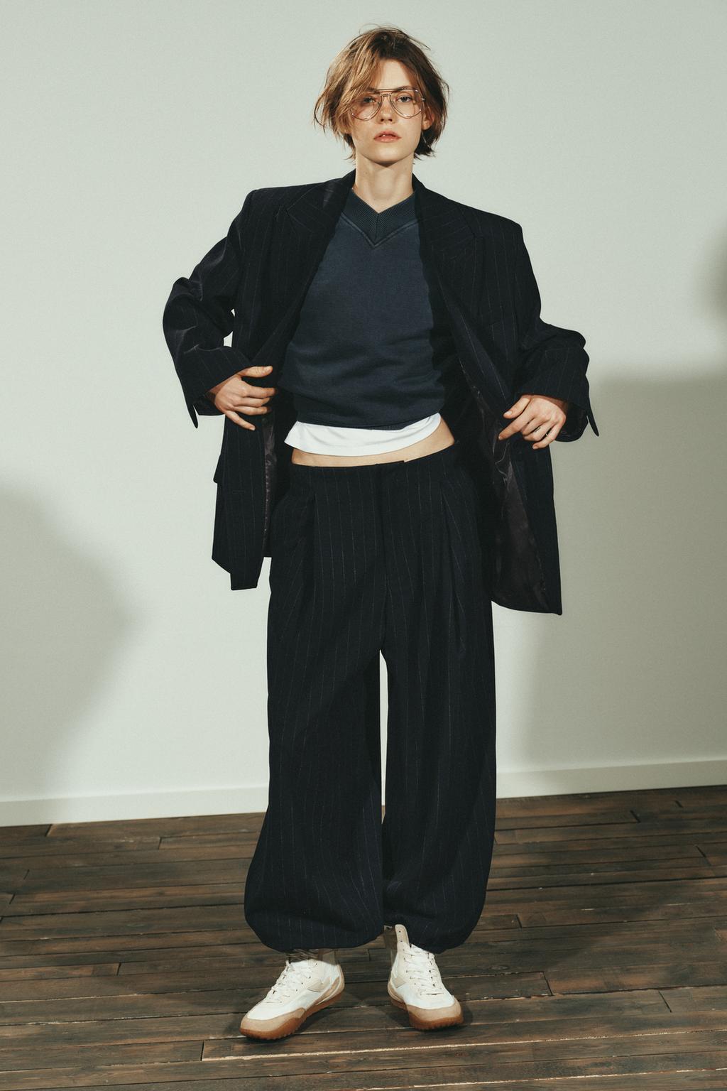 БЛЕЙЗЕР В ТОНКУЮ ПОЛОСКУ С КАРМАНАМИ