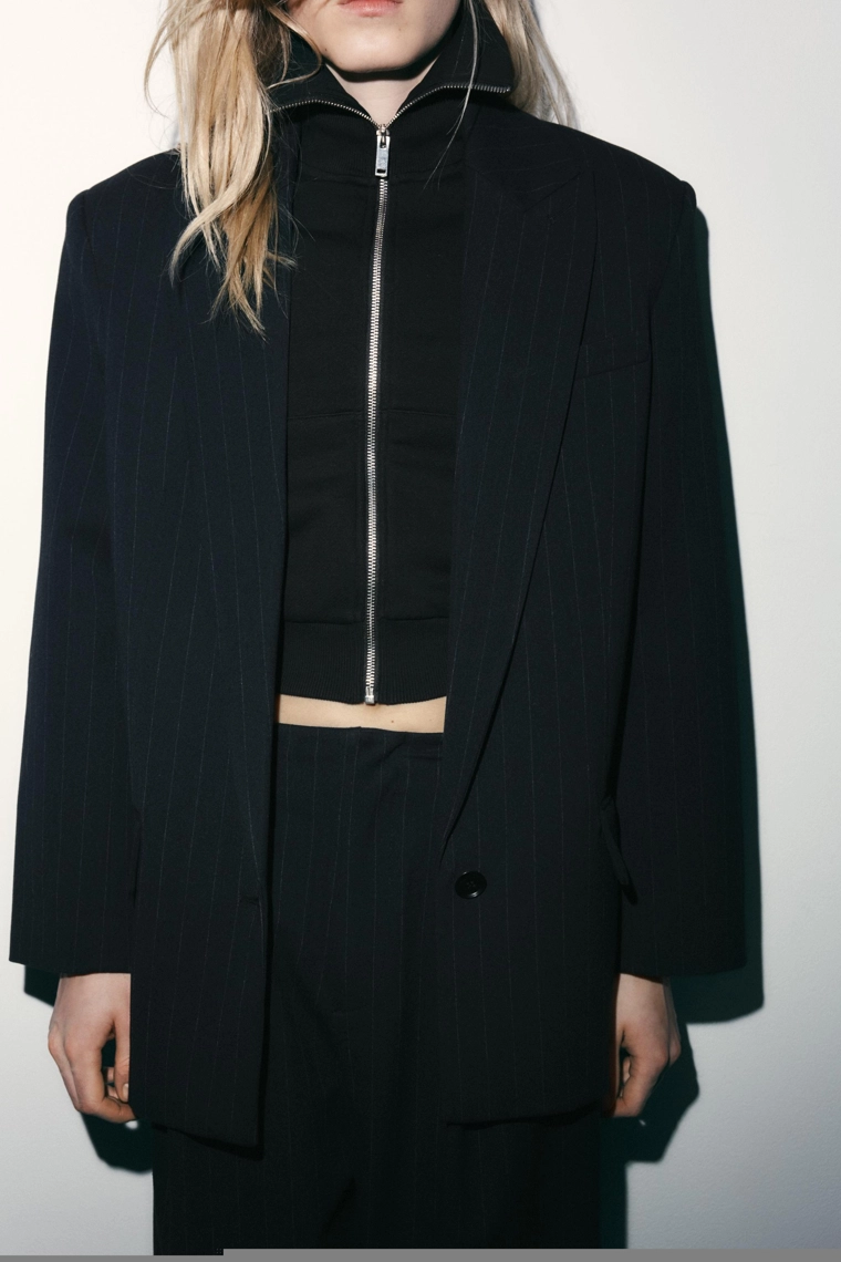 БЛЕЙЗЕР В ТОНКУЮ ПОЛОСКУ С КАРМАНАМИ