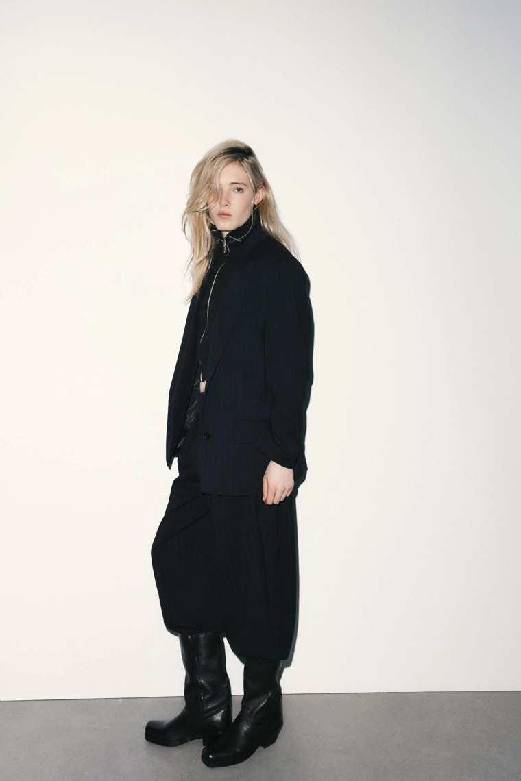 БЛЕЙЗЕР В ТОНКУЮ ПОЛОСКУ С КАРМАНАМИ