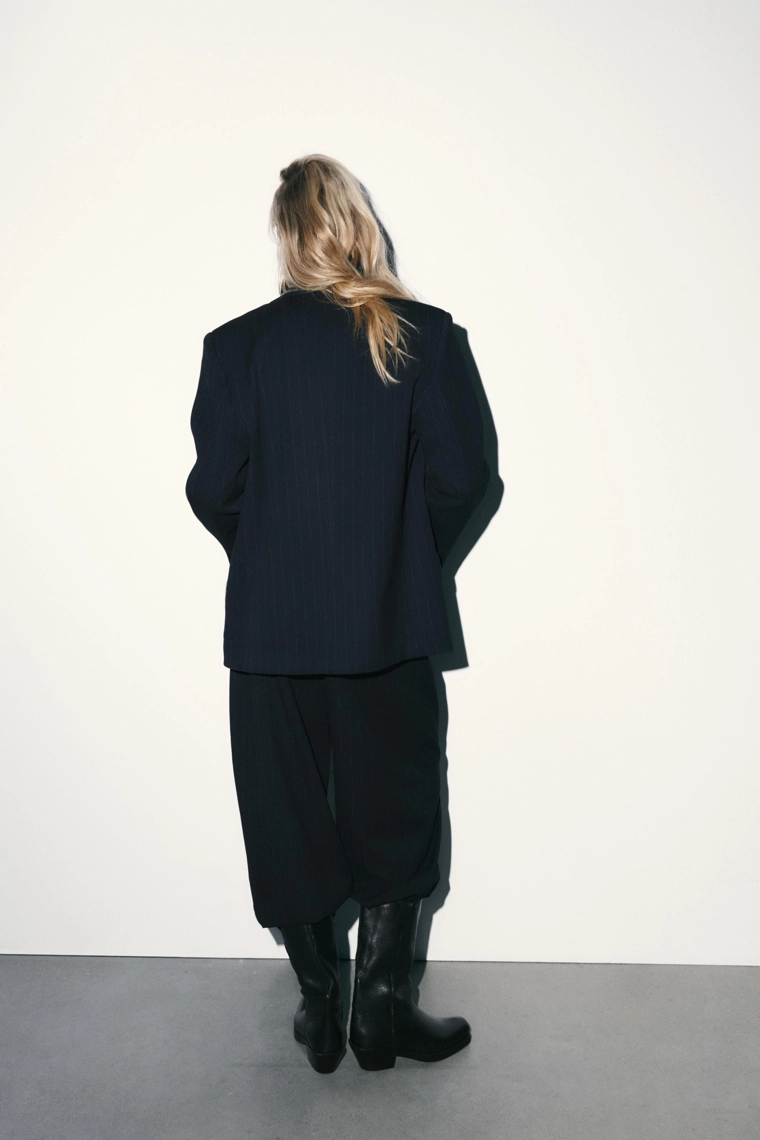 БЛЕЙЗЕР В ТОНКУЮ ПОЛОСКУ С КАРМАНАМИ