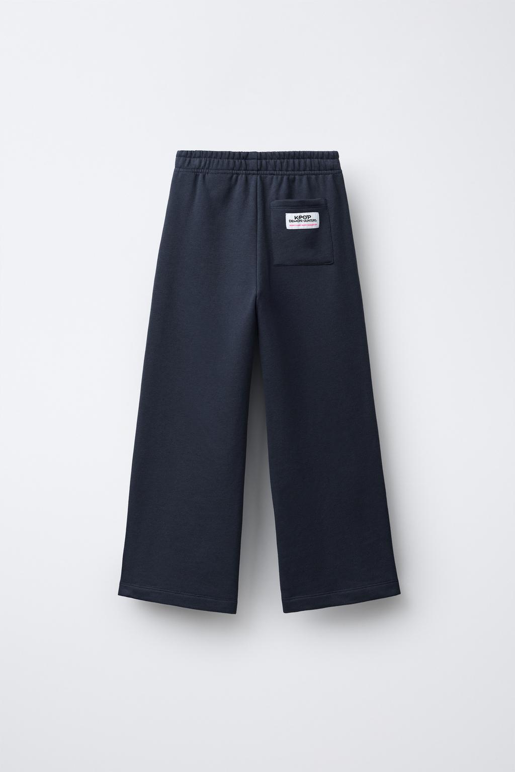 БРЮКИ WIDE LEG ИЗ МЯГКОЙ ТКАНИ KPOP DEMON HUNTERS™ NETFLIX ©