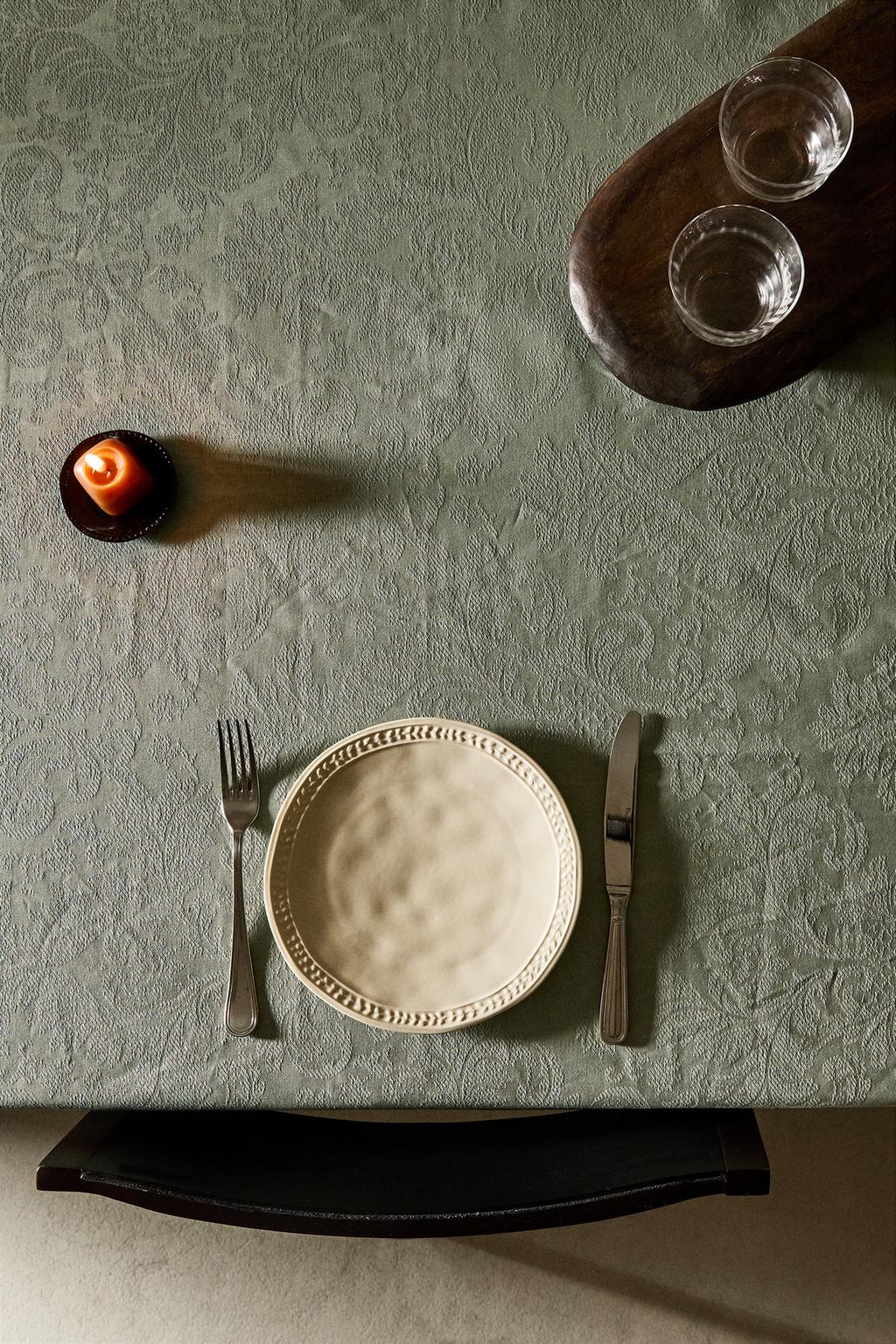 Хлопковый скатерть с жаккардовыми цветочными мотивами и смолистым покрытием