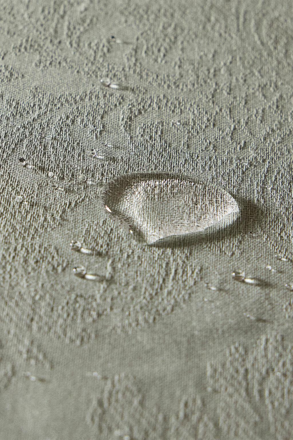 Хлопковый скатерть с жаккардовыми цветочными мотивами и смолистым покрытием