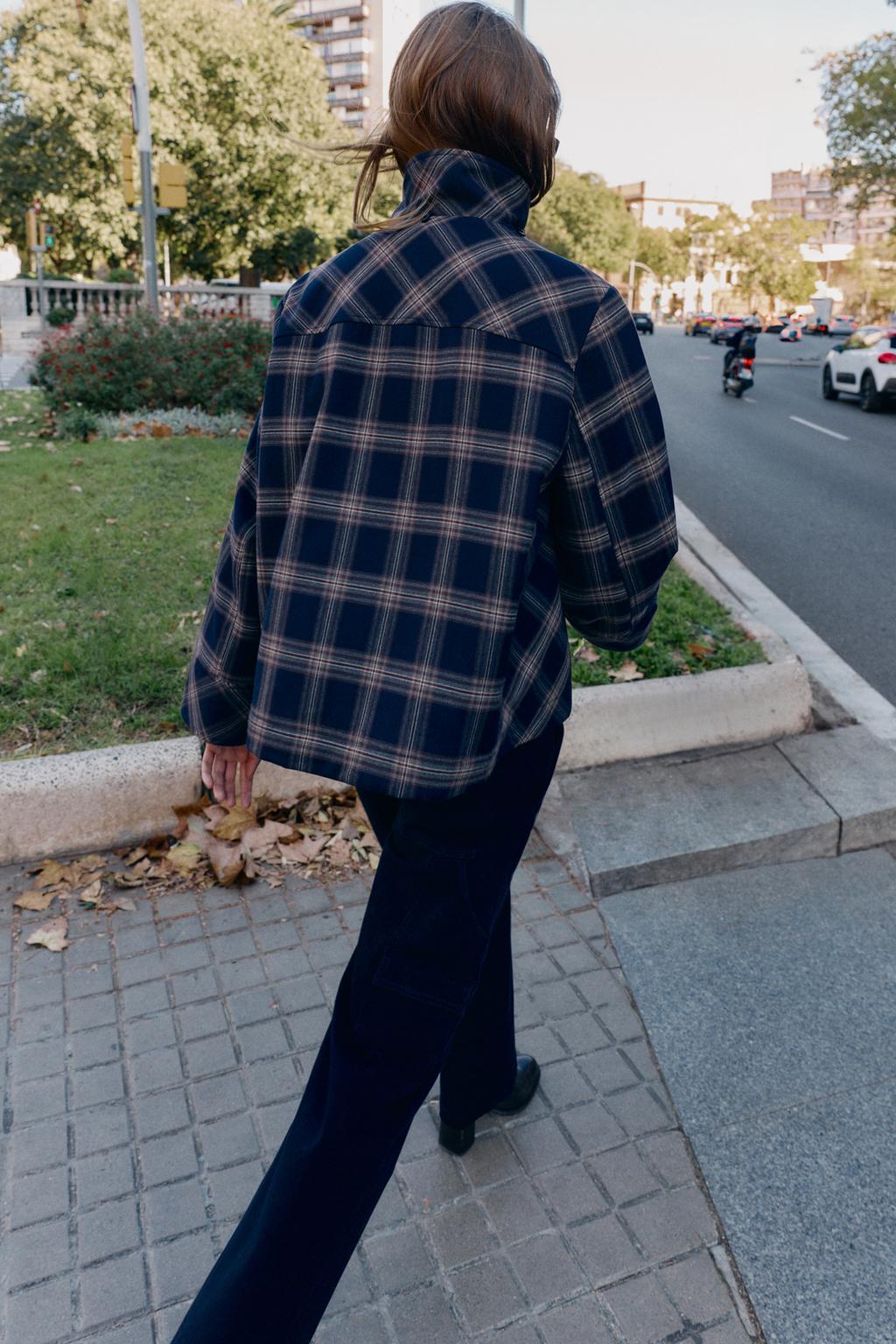 СТЕГАНАЯ КУРТКА В КЛЕТКУ С КАПЮШОНОМ