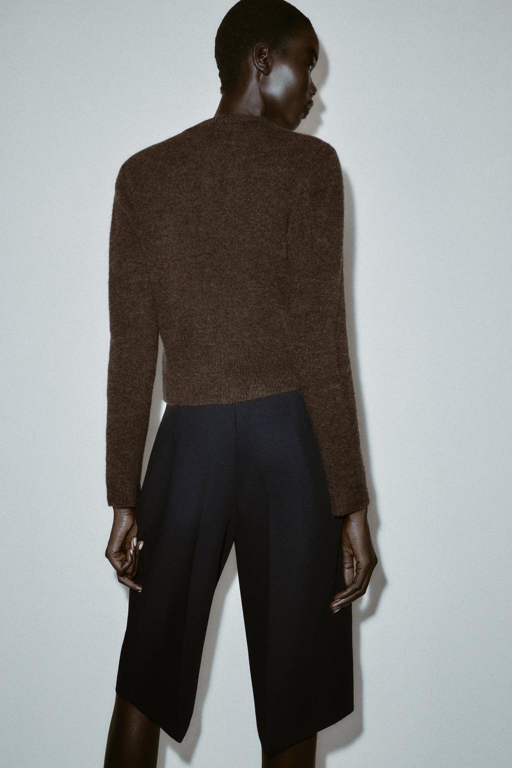 ВЯЗАНЫЙ КАРДИГАН С КРУГЛЫМИ ПУГОВИЦАМИ