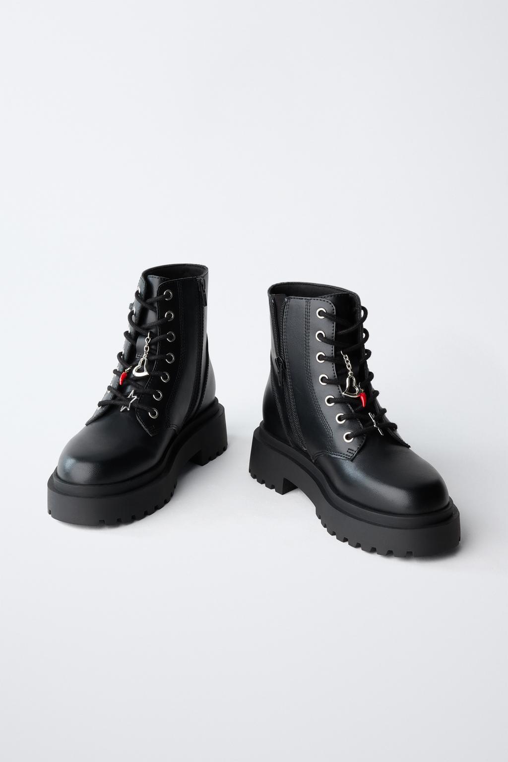 БОТИНКИ СО ШНУРОВКОЙ И ПОДВЕСКАМИ