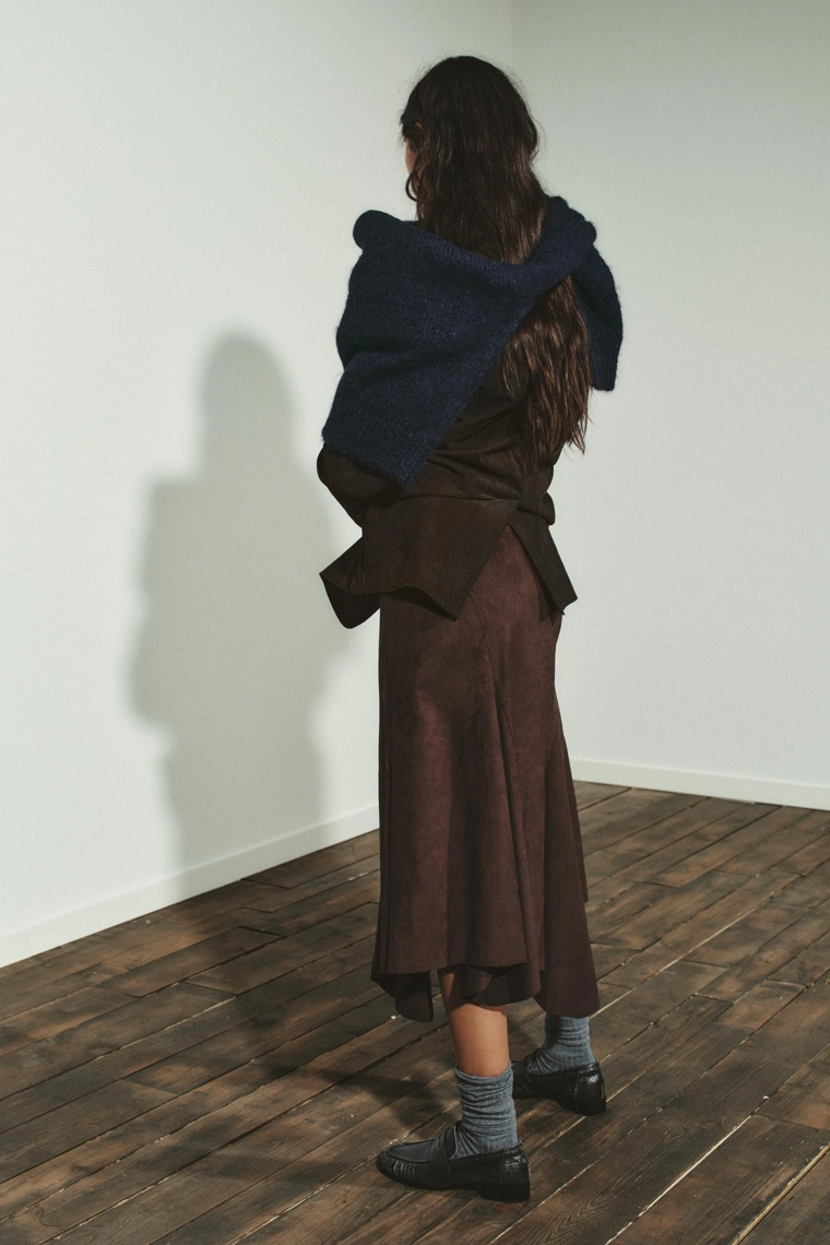 ЮБКА МИДИ АСИММЕТРИЧНОГО КРОЯ ИЗ ИСКУССТВЕННОЙ ЗАМШИ