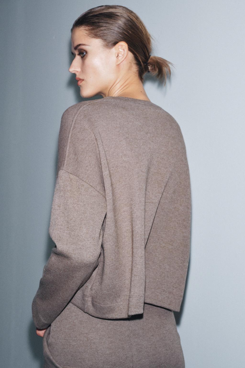 ТОП ИЗ МЯГКОЙ ТКАНИ С ДЛИННЫМИ РУКАВАМИ