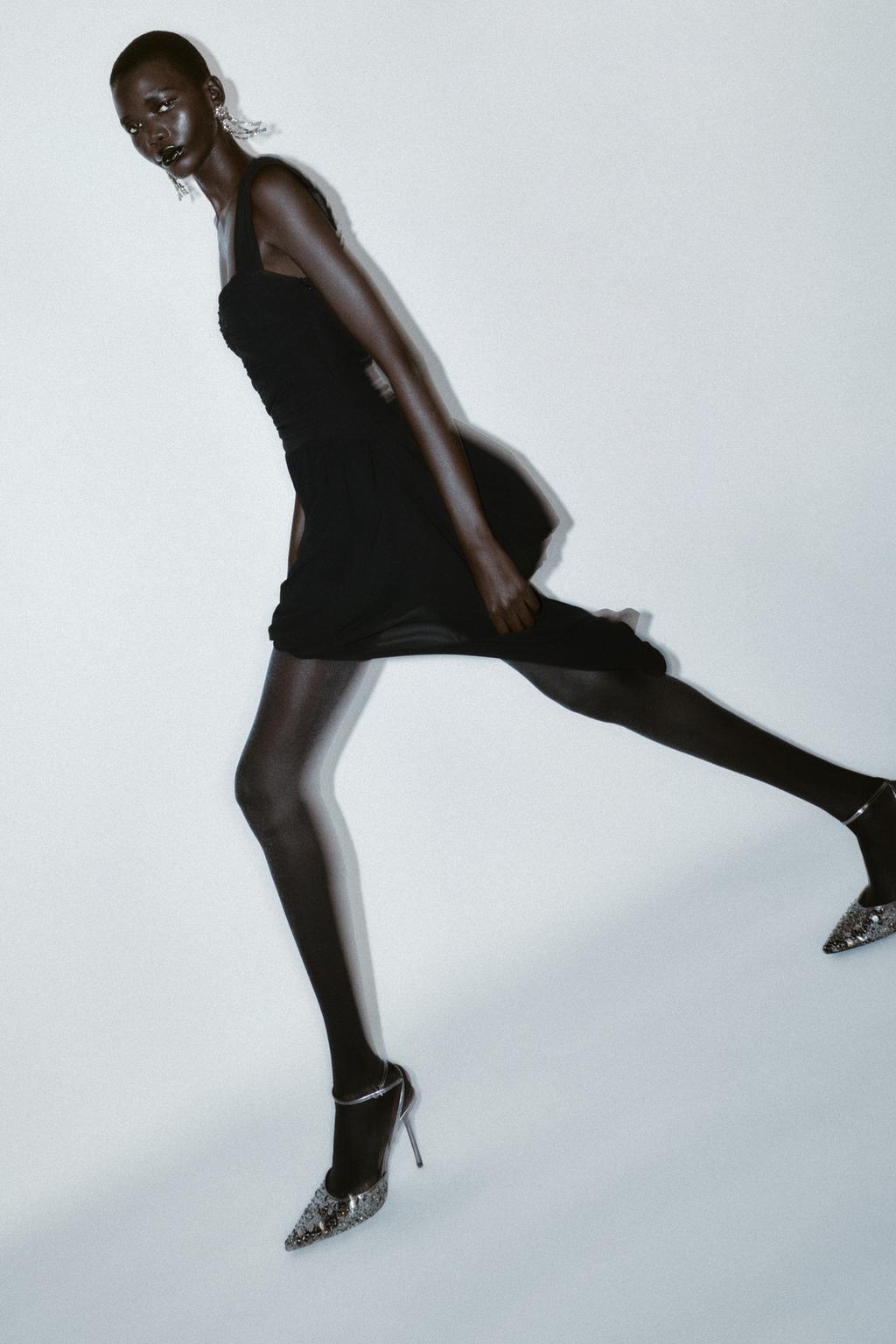 МИНИ-ПЛАТЬЕ АСИММЕТРИЧНОГО КРОЯ СО СБОРКАМИ И НИЗОМ-БАЛЛОНОМ