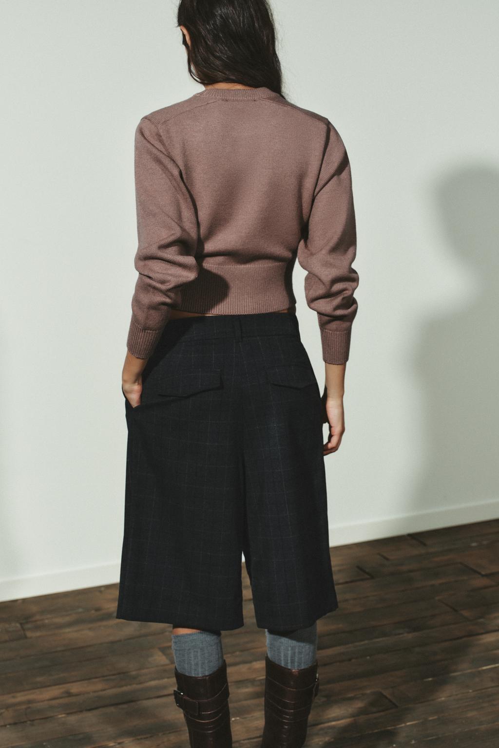 УКОРОЧЕННЫЙ ОДНОТОННЫЙ СВИТЕР