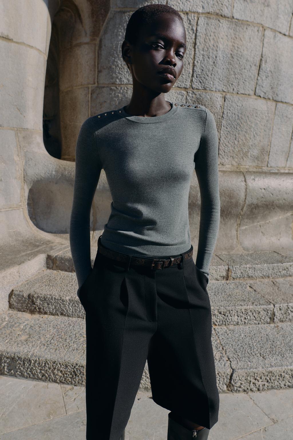 Трикотажный свитер с золотыми пуговицами