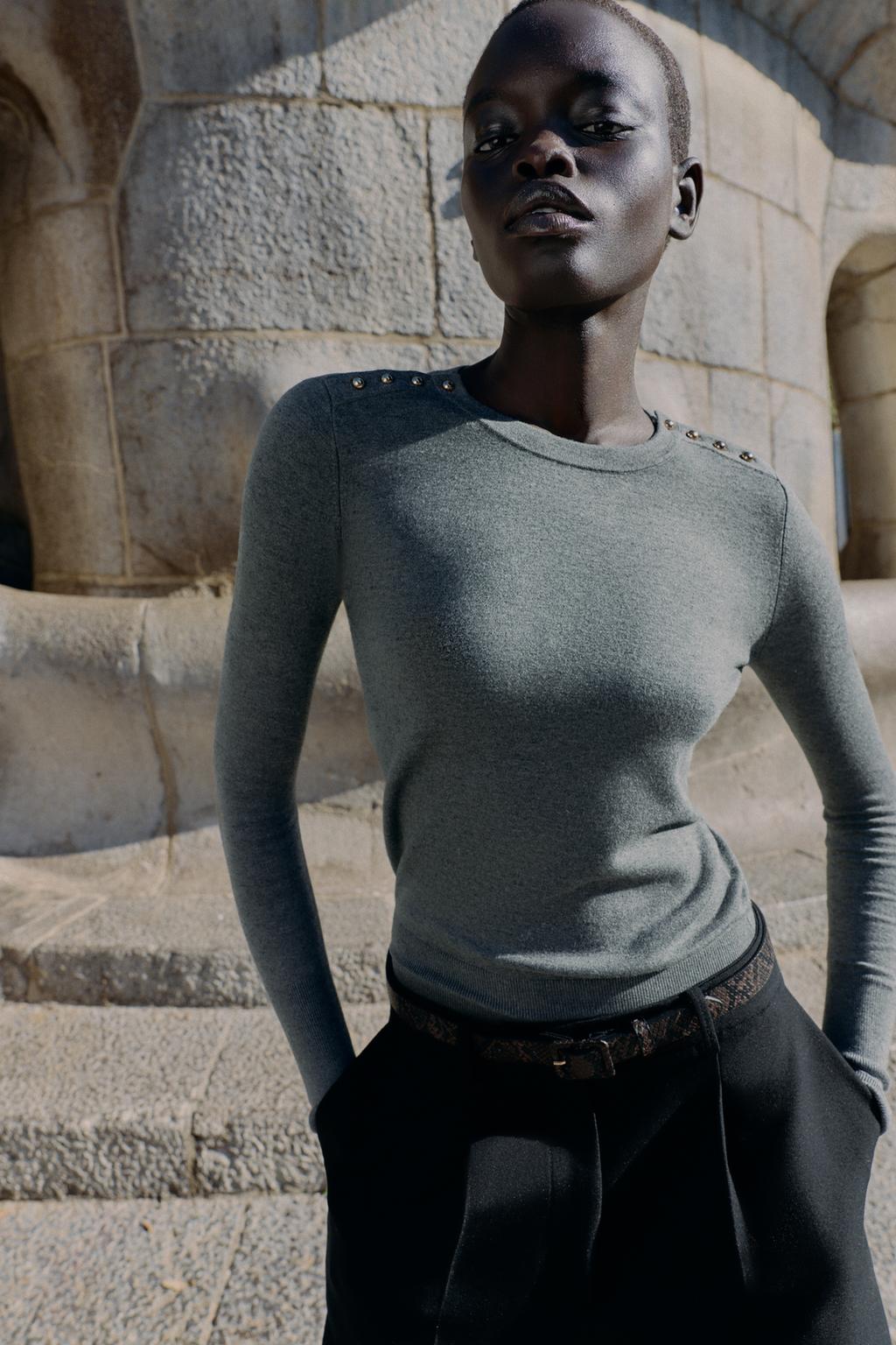 Трикотажный свитер с золотыми пуговицами