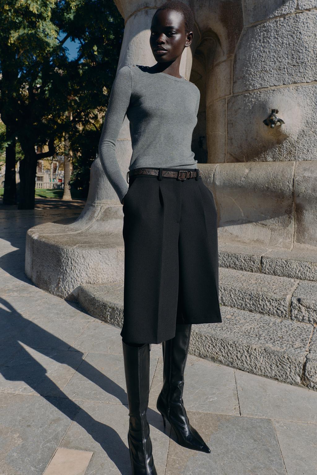 Трикотажный свитер с золотыми пуговицами