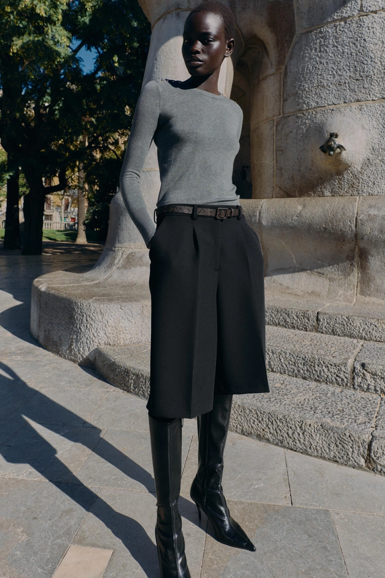 Трикотажный свитер с золотыми пуговицами