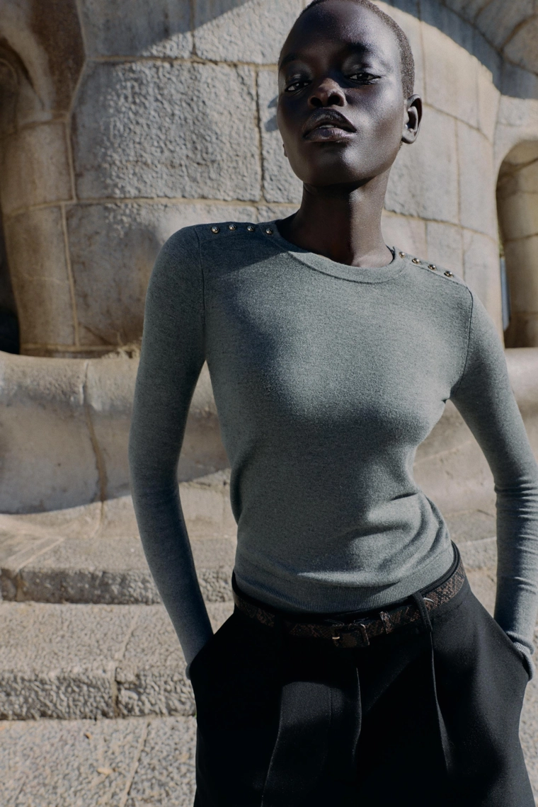 Трикотажный свитер с золотыми пуговицами