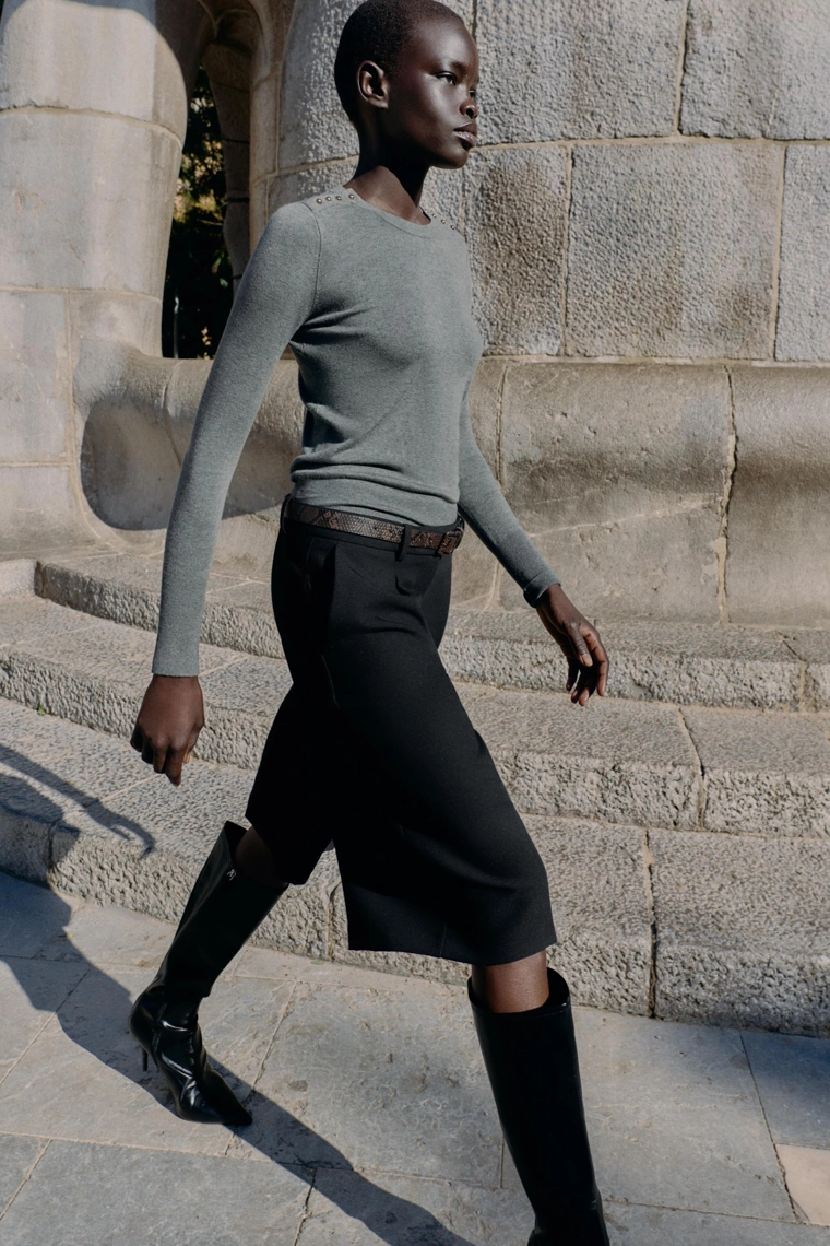 Трикотажный свитер с золотыми пуговицами