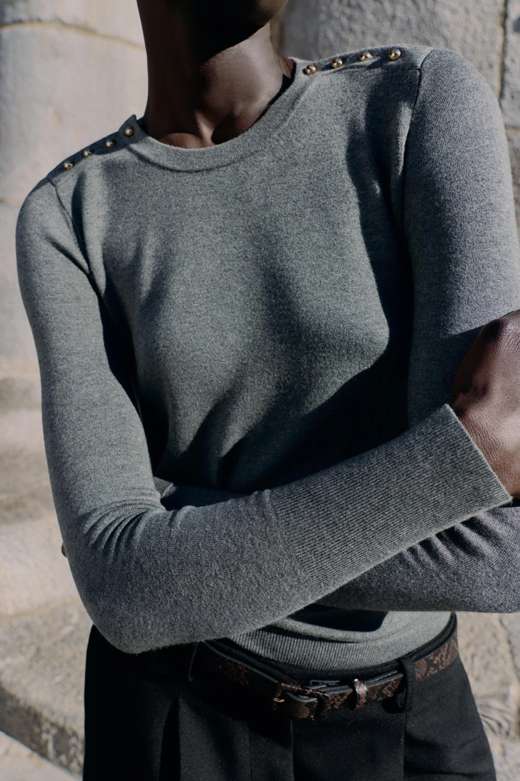 Трикотажный свитер с золотыми пуговицами