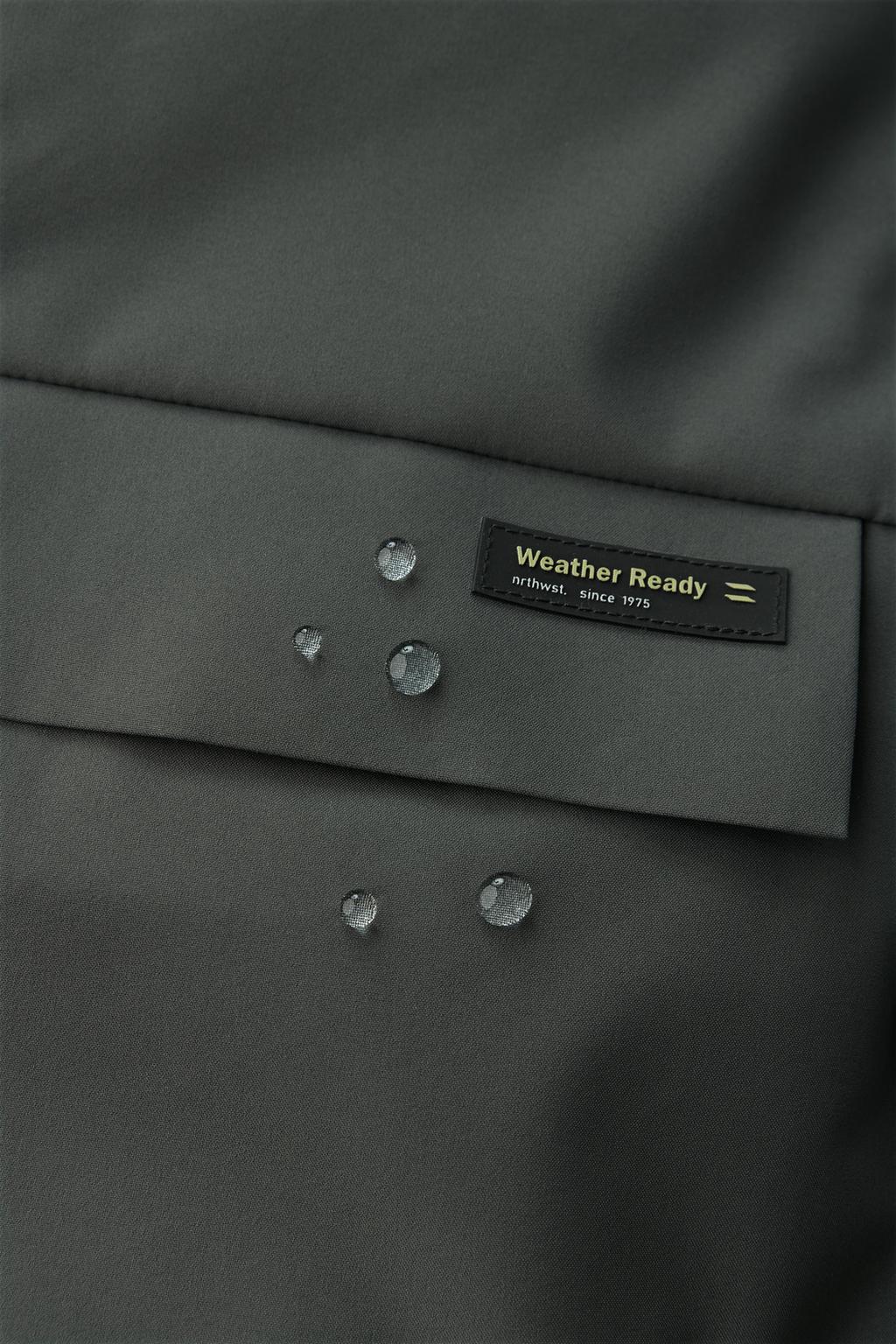 Пуховик с меховым воротником и этикеткой