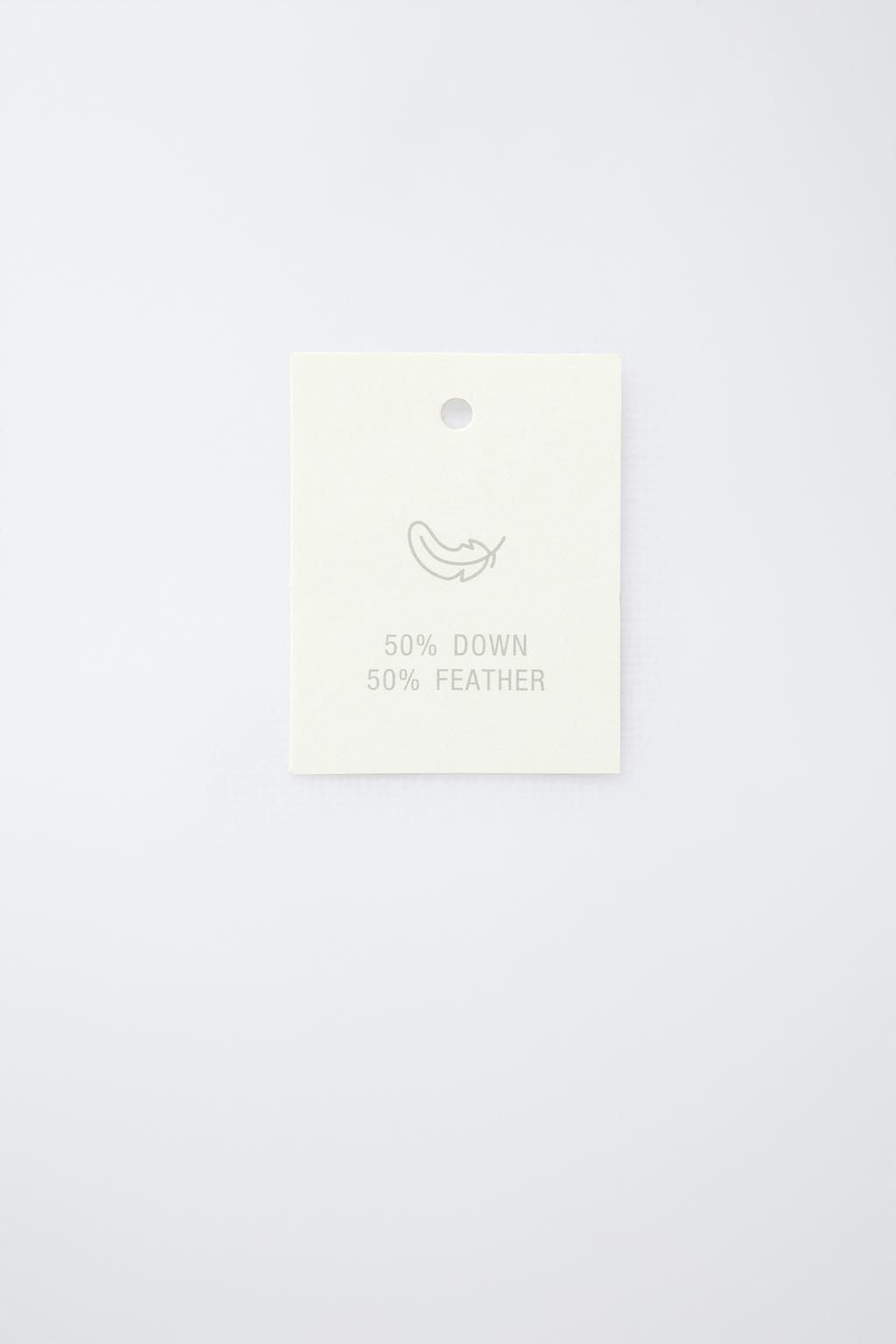 Пуховик с меховым воротником и этикеткой