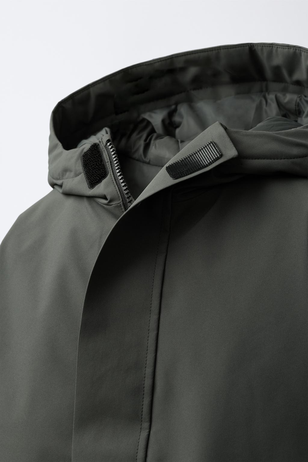 Пуховик с меховым воротником и этикеткой