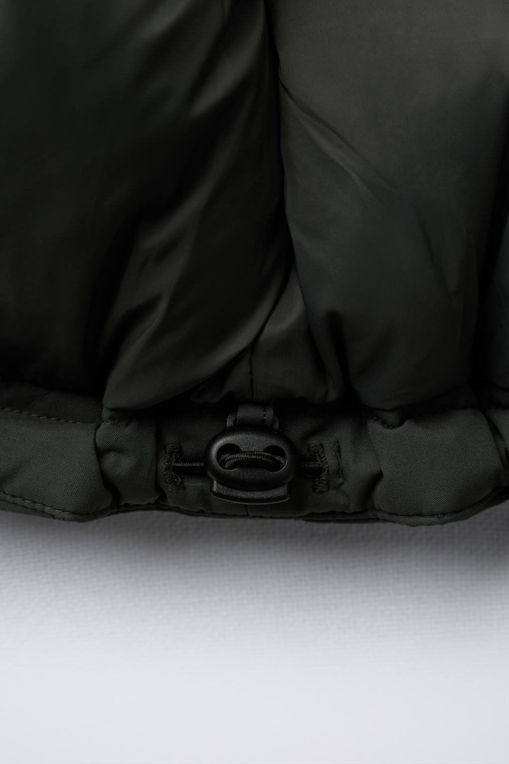 Пуховик с меховым воротником и этикеткой