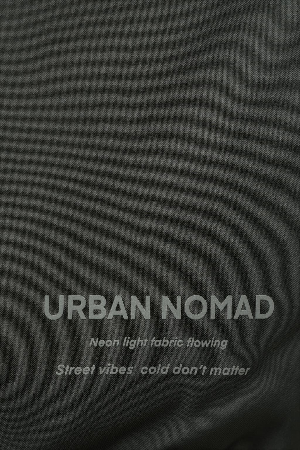 Пуховик с меховым воротником и этикеткой