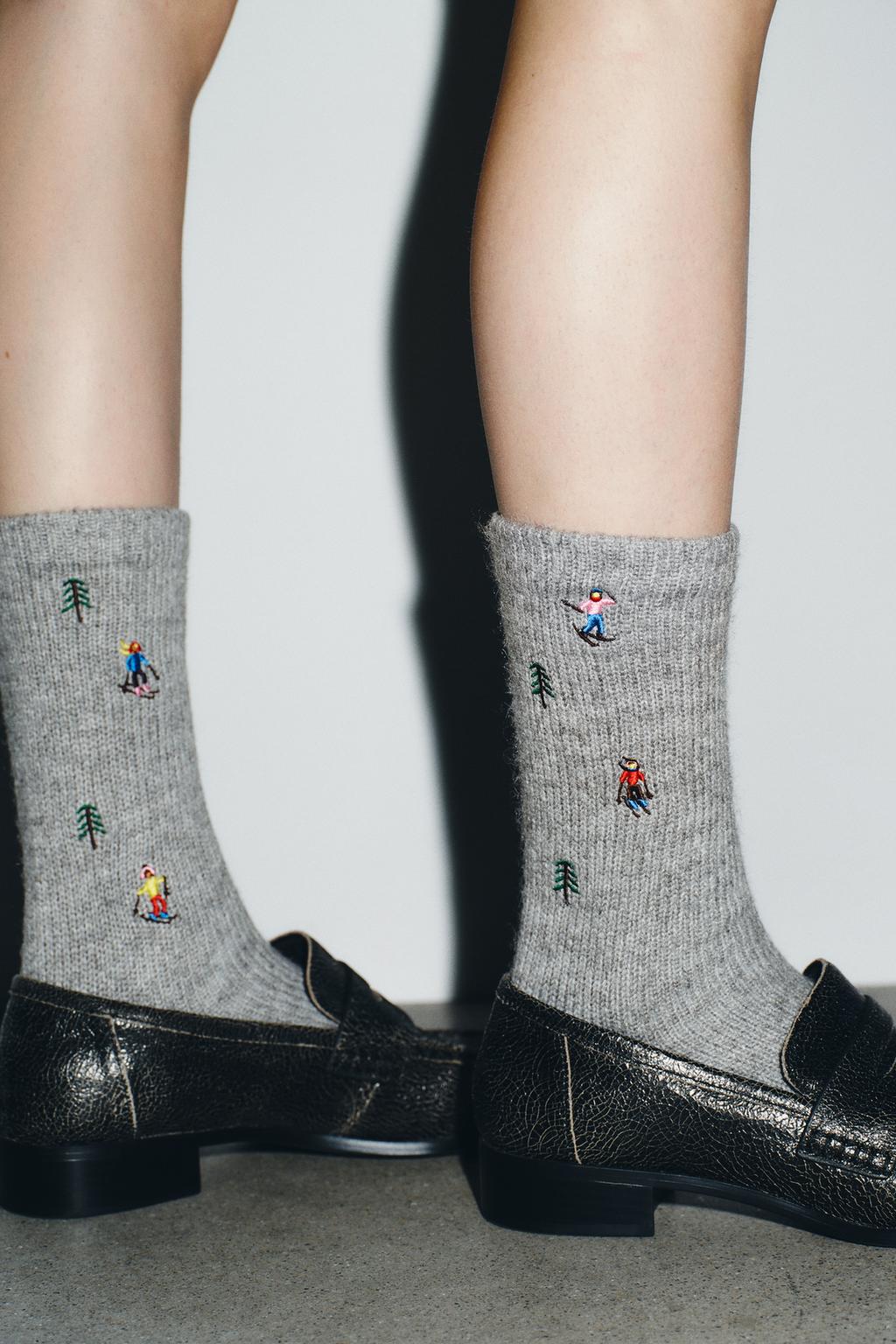 ВЫСОКИЕ НОСКИ С ВЫШИВКОЙ