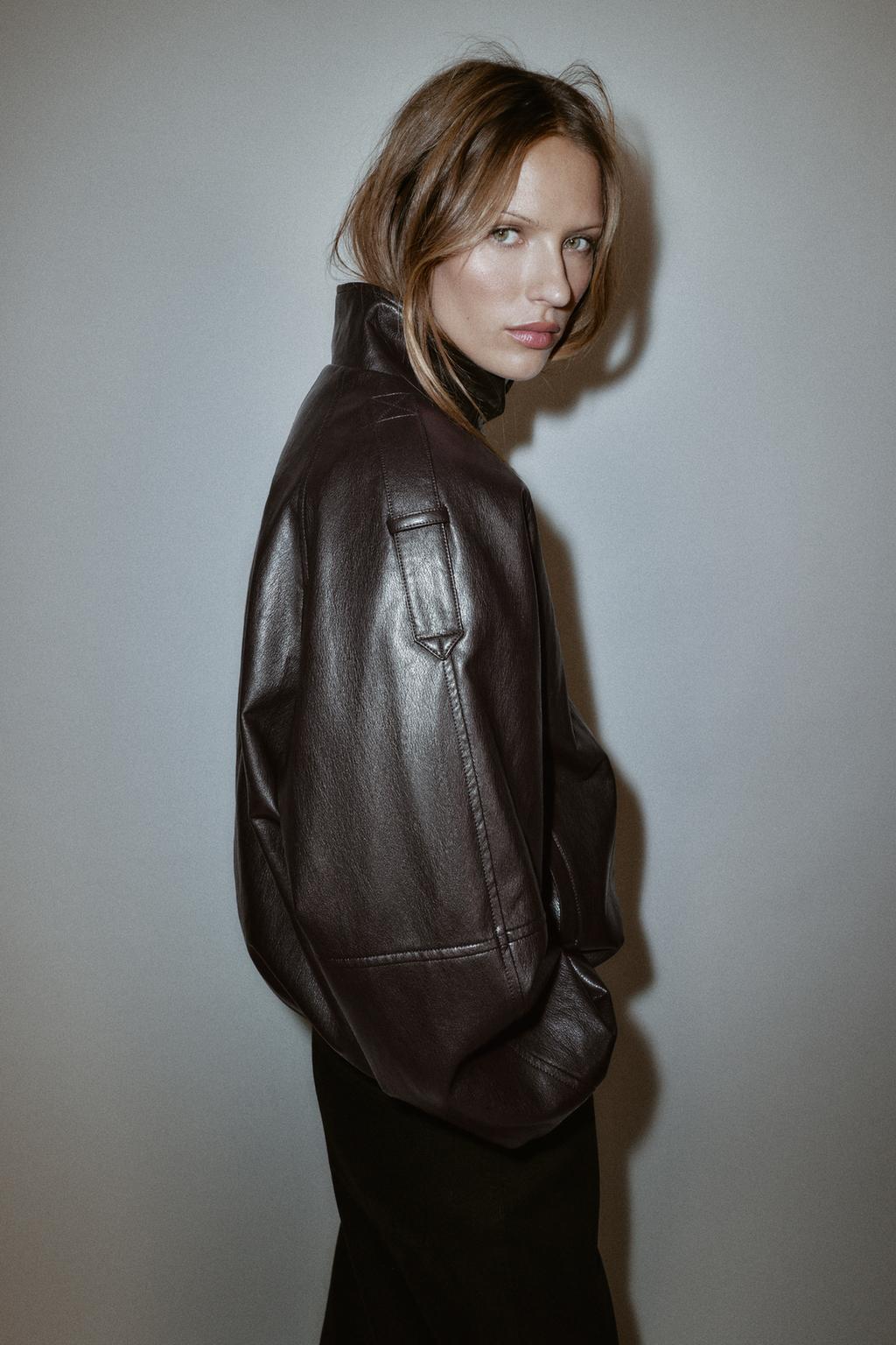 КУРТКА ИЗ ИСКУССТВЕННОЙ КОЖИ С ВОРОТНИКОМ-СТОЙКОЙ