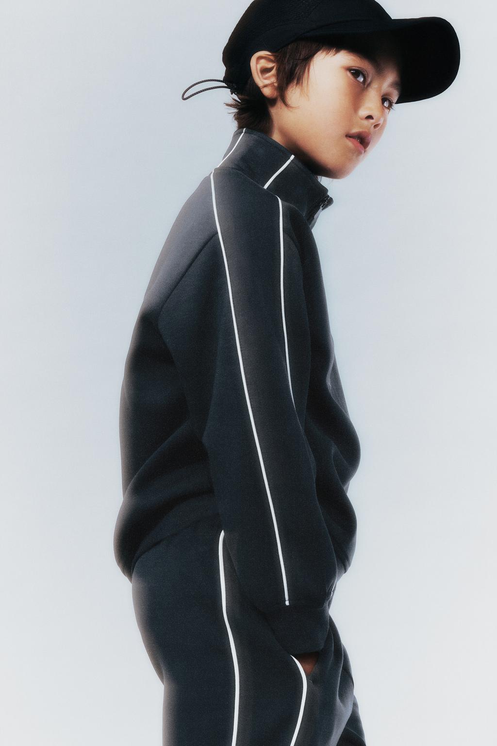 ТОЛСТОВКА С НАДПИСЬЮ И КОНТРАСТНОЙ ОТДЕЛКОЙ