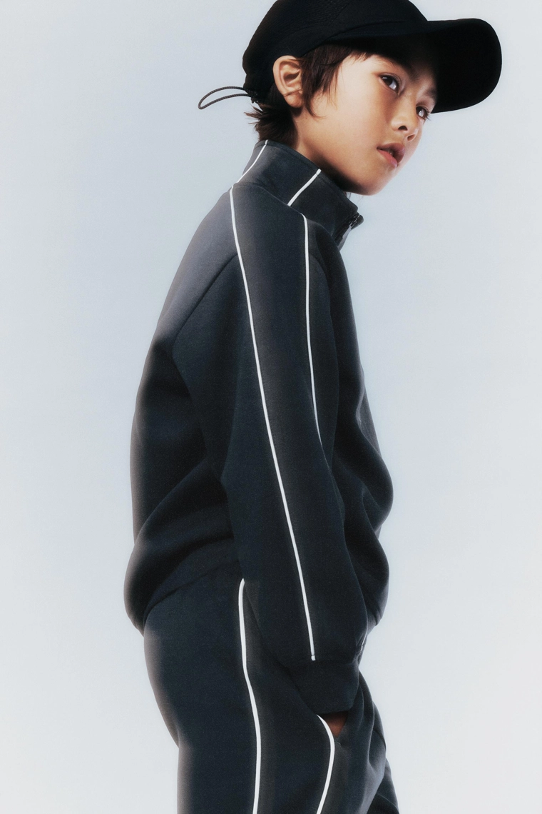 ТОЛСТОВКА С НАДПИСЬЮ И КОНТРАСТНОЙ ОТДЕЛКОЙ