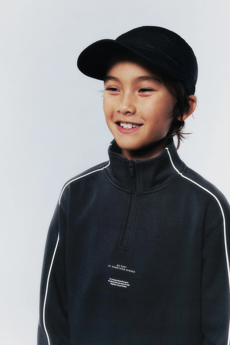 ТОЛСТОВКА С НАДПИСЬЮ И КОНТРАСТНОЙ ОТДЕЛКОЙ