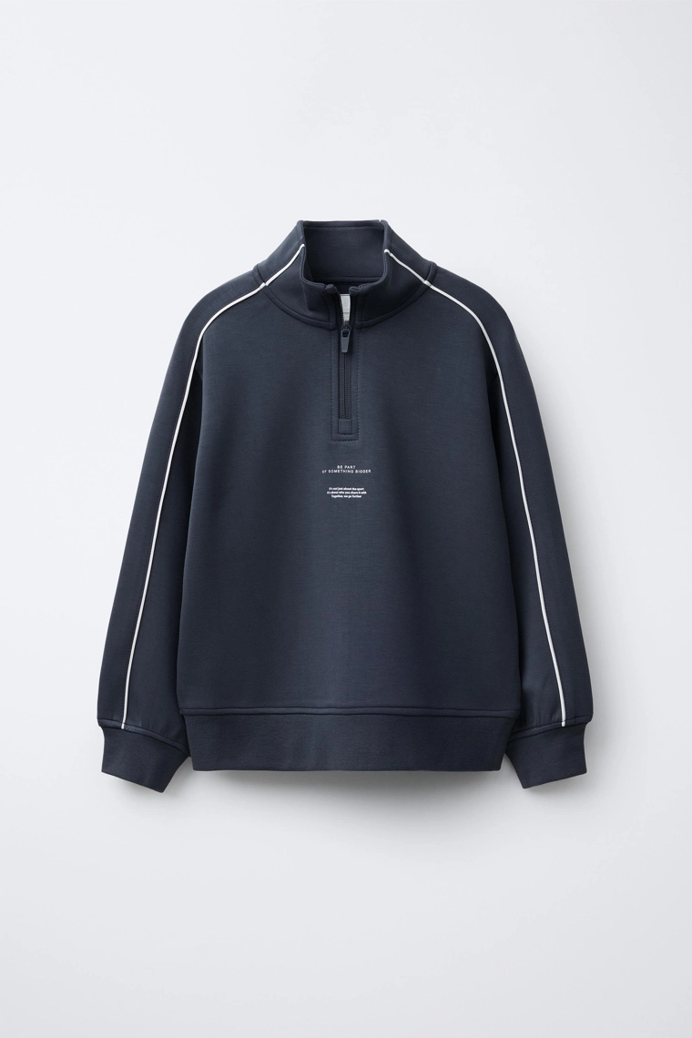 ТОЛСТОВКА С НАДПИСЬЮ И КОНТРАСТНОЙ ОТДЕЛКОЙ