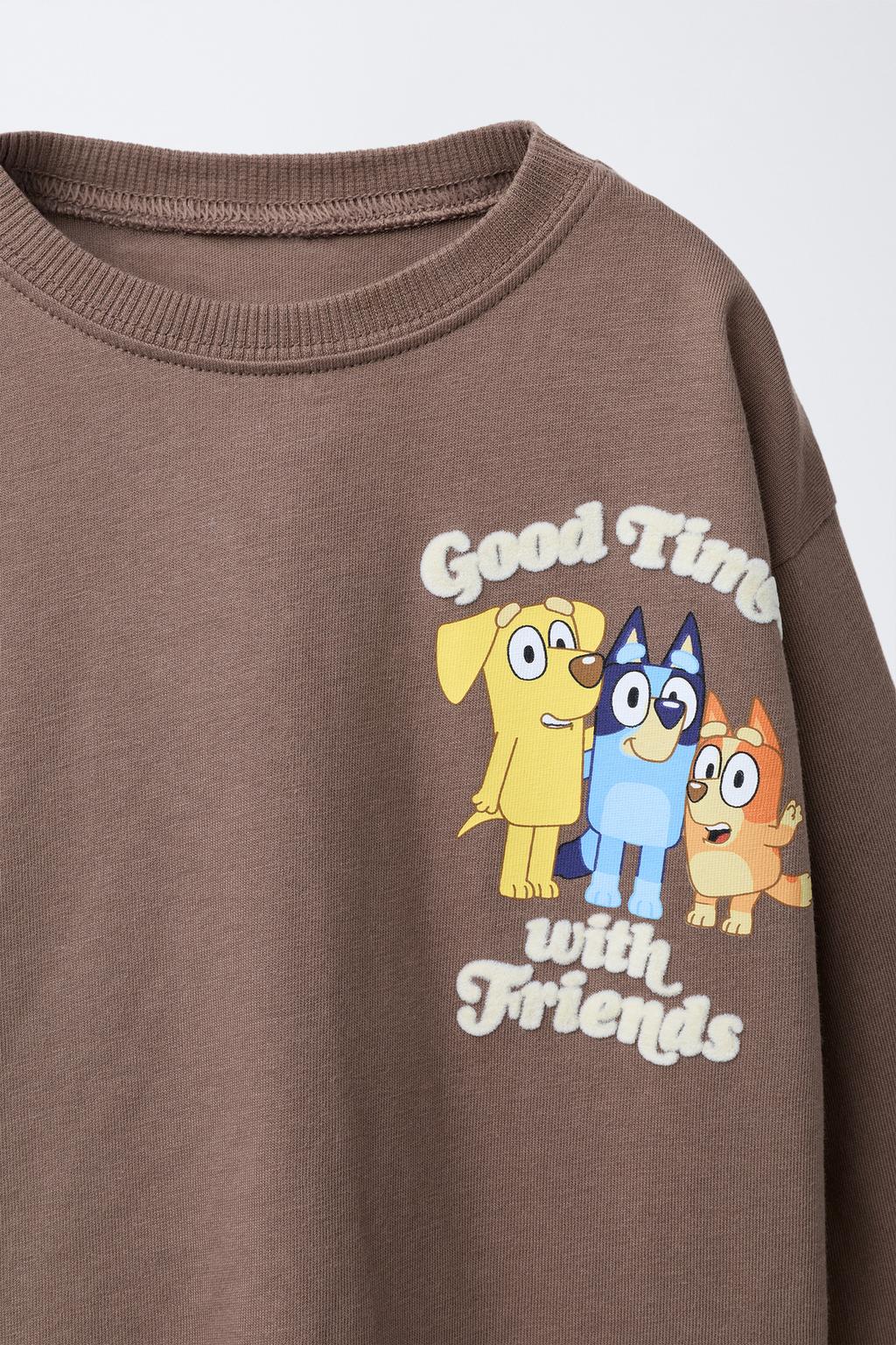 ФУТБОЛКА С РЕЛЬЕФНЫМ ПРИНТОМ BLUEY © LUDO STUDIO