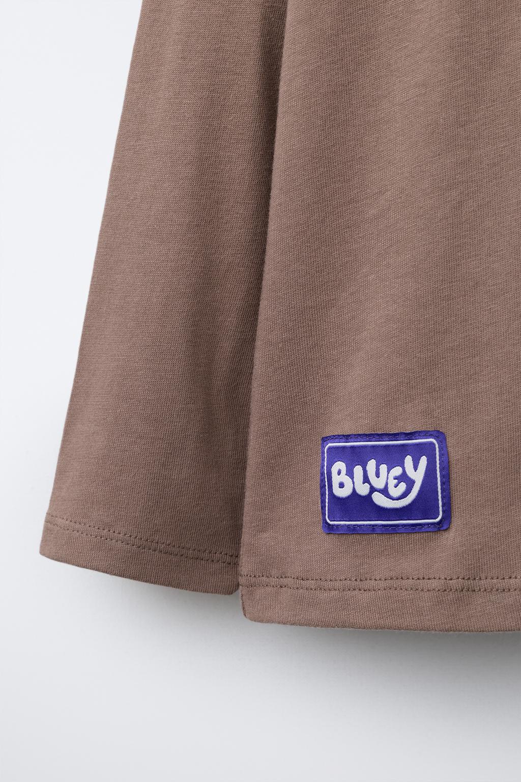 ФУТБОЛКА С РЕЛЬЕФНЫМ ПРИНТОМ BLUEY © LUDO STUDIO