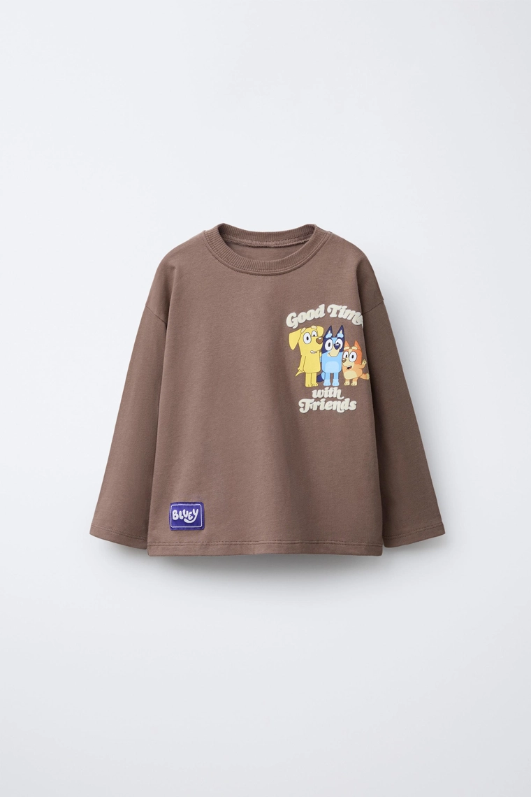 ФУТБОЛКА С РЕЛЬЕФНЫМ ПРИНТОМ BLUEY © LUDO STUDIO