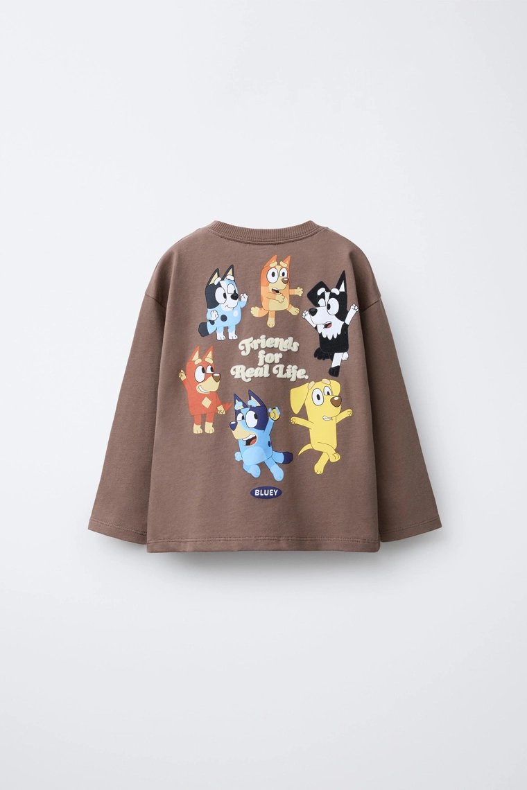 ФУТБОЛКА С РЕЛЬЕФНЫМ ПРИНТОМ BLUEY © LUDO STUDIO