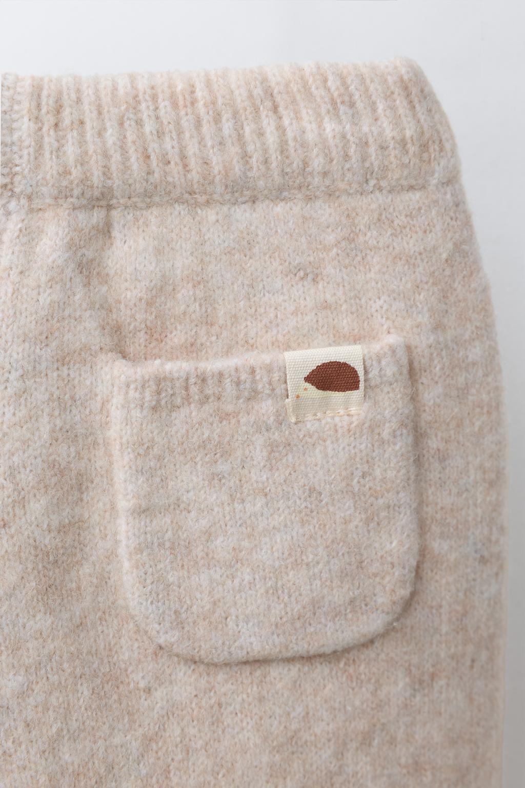 ТРИКОТАЖНЫЕ ЛЕГИНСЫ С КАРМАНОМ И ЭТИКЕТКОЙ С ЕЖИКОМ