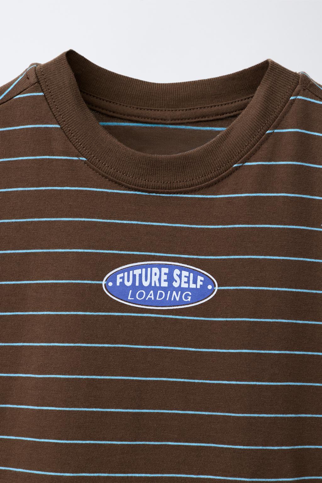 Футболка с полосками и логотипом