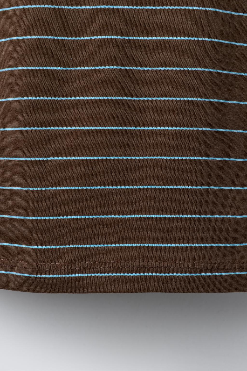 Футболка с полосками и логотипом