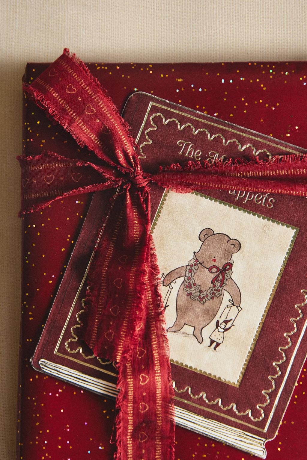 Ленточка для упаковки подарков с сердечком и бахромой