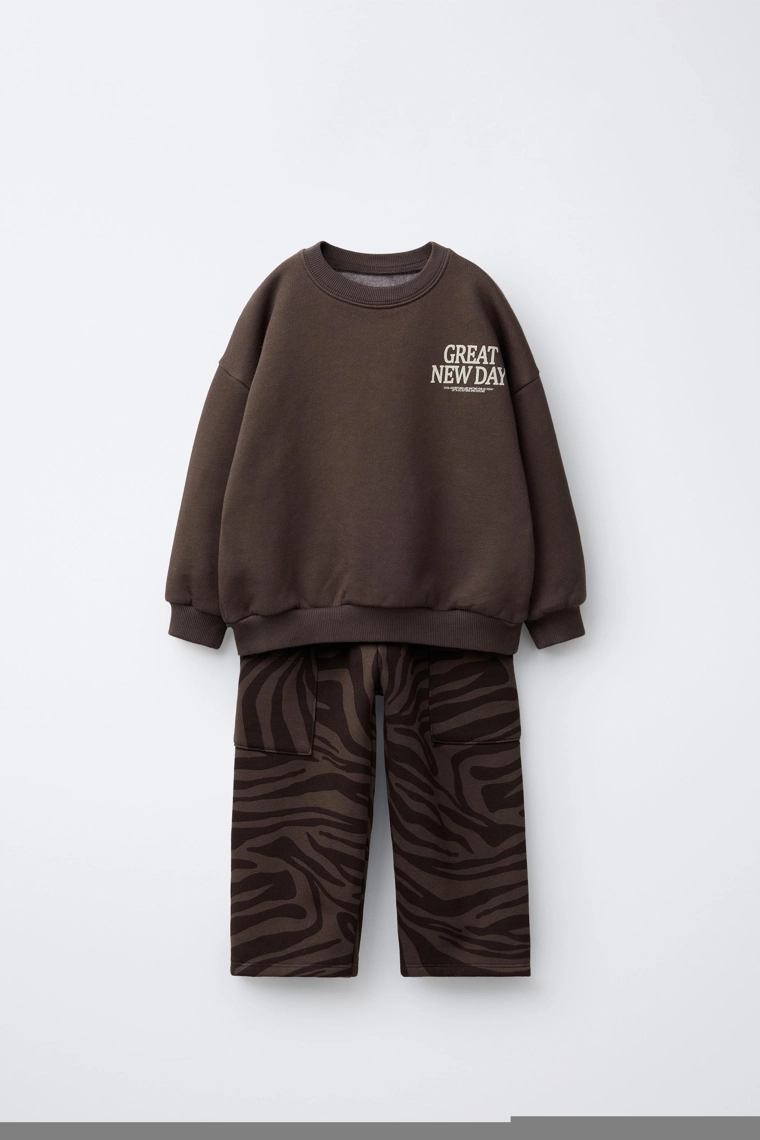 КОМПЛЕКТ ИЗ ТОЛСТОВКИ И БРЮК С ПРИНТОМ